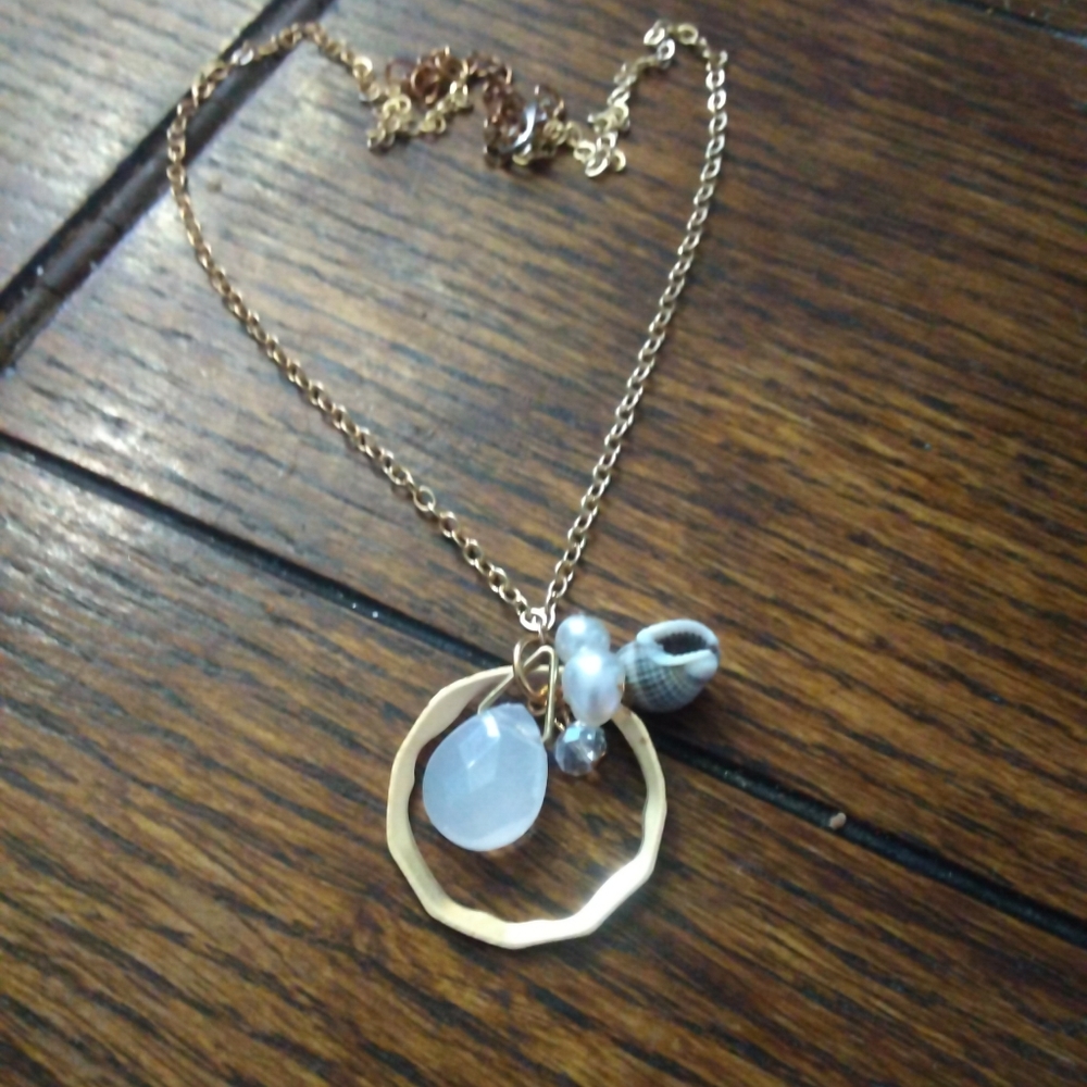 **Gemstone Shell Faux Pearl Necklace